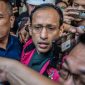 Mantan Menteri Pendidikan, Kebudayaan, Riset, dan Teknologi (Mendikbudristek) Nadiem Makarim (tengah) bersama tim kuasa hukumnya berjalan menuju mobil tahanan usai ditetapkan sebagai tersangka kasus dugaan korupsi dalam pengadaan laptop Chromebook 