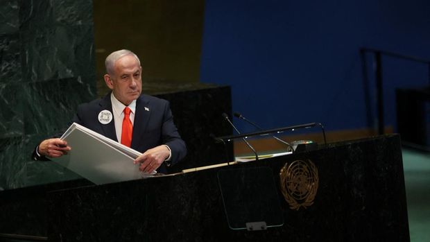 Perdana Menteri Israel Benjamin Netanyahu bersiap berpidato di hadapan Majelis Umum Perserikatan Bangsa-Bangsa (UNGA) ke-80 di markas besar PBB di New York City. (REUTERS/Shannon Stapleton)