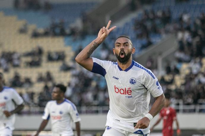 Pesepak bola Arema FC Dalberto Luan Belo berselebrasi usai berhasil mencetak gol ke gawang Persis Solo pada pertandingan BRI Super League 2025-2026 di Stadion Manahan, Solo, Jawa Tengah, Minggu (28/9/2025)