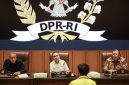 Wakil Ketua DPR Sufmi Dasco Ahmad (tengah), Saan Mustopa (kiri), dan Cucun Ahmad Syamsurijal (kanan) saat bertemu dengan sejumlah elemen mahasiswa di Kompleks Parlemen, Senayan, Jakarta, Rabu (3/9/2025).