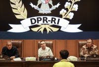 Wakil Ketua DPR Sufmi Dasco Ahmad (tengah), Saan Mustopa (kiri), dan Cucun Ahmad Syamsurijal (kanan) saat bertemu dengan sejumlah elemen mahasiswa di Kompleks Parlemen, Senayan, Jakarta, Rabu (3/9/2025).