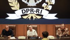 Wakil Ketua DPR Sufmi Dasco Ahmad (tengah), Saan Mustopa (kiri), dan Cucun Ahmad Syamsurijal (kanan) saat bertemu dengan sejumlah elemen mahasiswa di Kompleks Parlemen, Senayan, Jakarta, Rabu (3/9/2025).