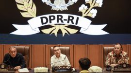 Wakil Ketua DPR Sufmi Dasco Ahmad (tengah), Saan Mustopa (kiri), dan Cucun Ahmad Syamsurijal (kanan) saat bertemu dengan sejumlah elemen mahasiswa di Kompleks Parlemen, Senayan, Jakarta, Rabu (3/9/2025).