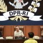 Wakil Ketua DPR Sufmi Dasco Ahmad (tengah), Saan Mustopa (kiri), dan Cucun Ahmad Syamsurijal (kanan) saat bertemu dengan sejumlah elemen mahasiswa di Kompleks Parlemen, Senayan, Jakarta, Rabu (3/9/2025).