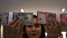 rupiah ditutup menguat seiring melemahnya dolar Amerika Serikat (AS). Namun, pengumuman reshuffle kabinet Presiden Prabowo kemarin sore, Senin (8/9/2025), berpotensi melemahkan rupiah untuk perdagangan hari ini, Selasa (9/9/2025).