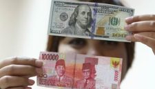 rupiah anjlok 1,04% dibanding penutupan hari sebelumnya di Rp 16.310 per dolar AS. Alhasil, rupiah juga masih menjadi mata uang dengan pelemahan terdalam di Asia.
