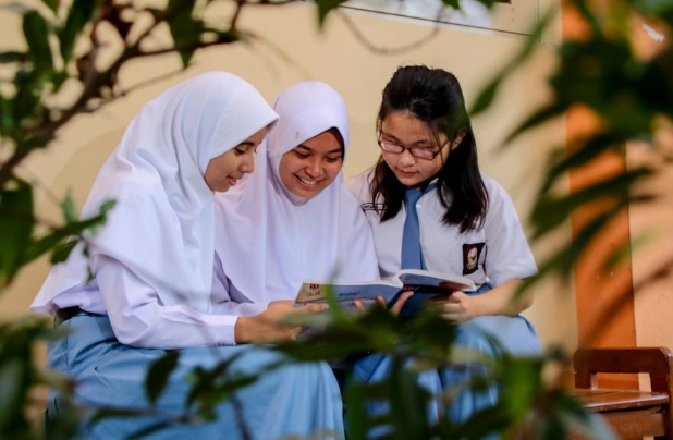 Kunci jawaban Bahasa Indonesia kelas 11 ini dikutip dari Cerdas Cergas Berbahasa dan Bersastra Indonesia Edisi Revisi SMA/MA/SMK/MAK Kelas XI karya K. Waskitaningtyas dan Heny Marwati edisi 2024.