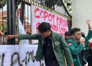 Mahasiswa USU Geruduk Markas Polda Sumut: Bentangkan Spanduk “Copot Kapolda Sumut” hingga “Solidaritas untuk Affan Kurniawan”