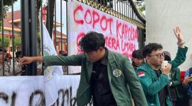 Mahasiswa USU bentangkan spanduk 