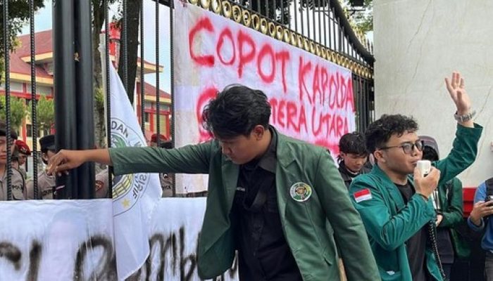 Mahasiswa USU Geruduk Markas Polda Sumut: Bentangkan Spanduk “Copot Kapolda Sumut” hingga “Solidaritas untuk Affan Kurniawan”