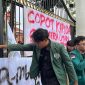 Mahasiswa USU bentangkan spanduk 