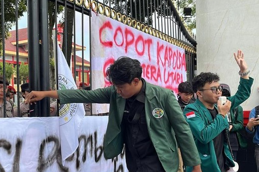 Mahasiswa USU bentangkan spanduk 