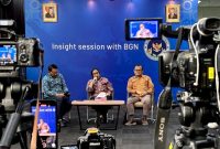 Wakil Kepala Badan Gizi Nasional (BGN) Nanik S. Deyang (tengah) menggelar jumpa pers di Kantor BGN, Jakarta, Jumat (26/9/2025).
