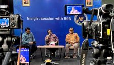 Wakil Kepala Badan Gizi Nasional (BGN) Nanik S. Deyang (tengah) menggelar jumpa pers di Kantor BGN, Jakarta, Jumat (26/9/2025).