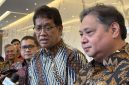 Menteri Keuangan Purbaya Yudhi Sadewa (kiri) bersama Menteri Koordinator Bidang Perekonomian Airlangga Hartarto menjawab pertanyaan wartawan dalam konferensi pers di Kantor Kementerian Koordinator Bidang Perekonomian Jakarta, Jumat (12/9/2025).