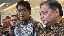 Menteri Keuangan Purbaya Yudhi Sadewa (kiri) bersama Menteri Koordinator Bidang Perekonomian Airlangga Hartarto menjawab pertanyaan wartawan dalam konferensi pers di Kantor Kementerian Koordinator Bidang Perekonomian Jakarta, Jumat (12/9/2025).