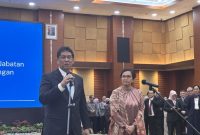 Menteri Keuangan Purbaya Yudhi Sadewa bersama mantan Menteri Keuangan Sri Mulyani Indrawati dalam konferensi pers di kantor Kementerian Keuangan, Jakarta, Selasa (9/9/2025).