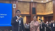 Menteri Keuangan Purbaya Yudhi Sadewa bersama mantan Menteri Keuangan Sri Mulyani Indrawati dalam konferensi pers di kantor Kementerian Keuangan, Jakarta, Selasa (9/9/2025).