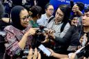 Wakil Kepala Badan Gizi Nasional (BGN) Nanik S. Deyang (kiri) menjawab pertanyaan wartawan saat ditemui selepas jumpa pers di Kantor BGN, Jakarta, Jumat (26/9/2025)