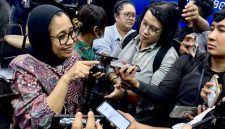 Wakil Kepala Badan Gizi Nasional (BGN) Nanik S. Deyang (kiri) menjawab pertanyaan wartawan saat ditemui selepas jumpa pers di Kantor BGN, Jakarta, Jumat (26/9/2025)