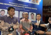 CEO Danantara Rosan Roeslani (tengah) menjawab pertanyaan wartawan usai menghadiri acara Pertemuan dan Simposium Gotong Royong Perumahan Warisan Bangsa di Jakarta, Selasa (16/9/2025).