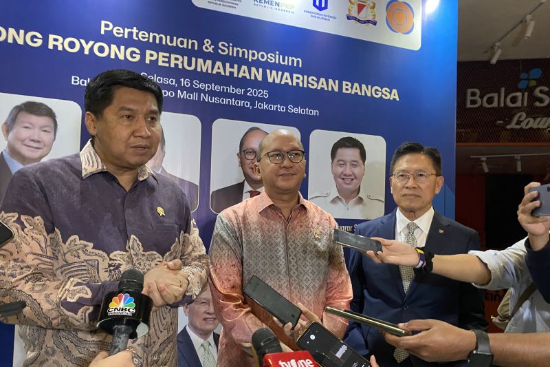 CEO Danantara Rosan Roeslani (tengah) menjawab pertanyaan wartawan usai menghadiri acara Pertemuan dan Simposium Gotong Royong Perumahan Warisan Bangsa di Jakarta, Selasa (16/9/2025).
