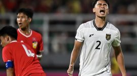 Ekspresi pesepak bola Timnas U-23 Indonesia Muhammad Ferarri (kanan) setelah gagal memasukkan bola ke gawang Timnas U-23 Laos dalam Kualifikasi Grup J Piala Asia U-23 2026 di Stadion Gelora Delta Sidoarjo, Jawa Timur, Rabu (3/9/2025).