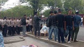 Polisi membentuk barisan di pintu gerbang utama DPRA di Banda Aceh, Senin (1/9/2025).