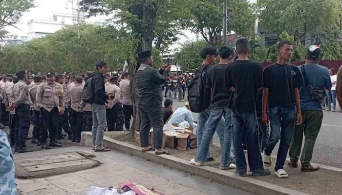 Mahasiswa Aceh Bergerak: Seratusan Polisi Dikerahkan Jaga Gerbang DPRA di Banda Aceh