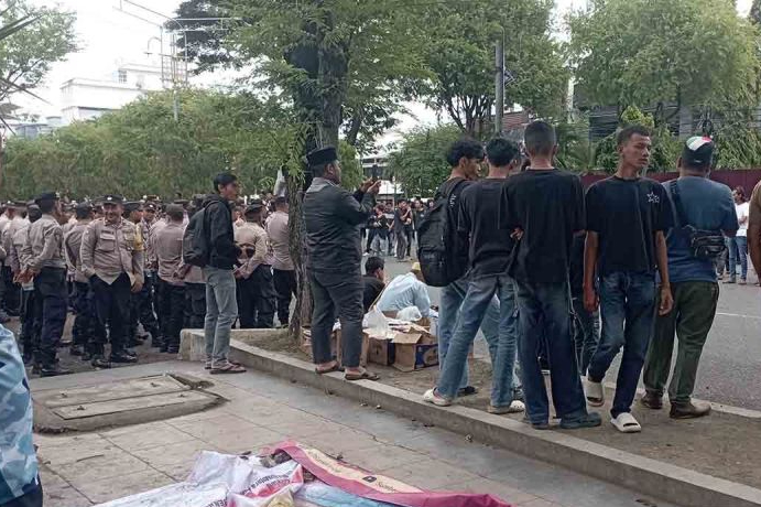 Polisi membentuk barisan di pintu gerbang utama DPRA di Banda Aceh, Senin (1/9/2025).