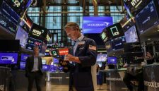 Indeks S&P 500 dan Nasdaq menguat setelah data ketenagakerjaan AS terbaru membuat Wall Street tertekan pada sesi sebelumnya.