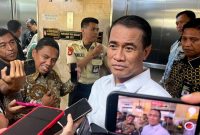 Kepala Badan Pangan Nasional sekaligus Menteri Pertanian Andi Amran Sulaiman menjawab pertanyaan awak media seusai serah terima jabatan Kepala Bapanas di Jakarta, Senin (13/12/2025).
