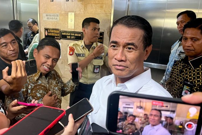 Kepala Badan Pangan Nasional sekaligus Menteri Pertanian Andi Amran Sulaiman menjawab pertanyaan awak media seusai serah terima jabatan Kepala Bapanas di Jakarta, Senin (13/12/2025).