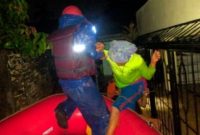 Petugas melakukan evakuasi terhadap masyarakat terdampak banjir di Kota Medan.