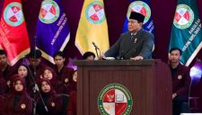 Presiden Prabowo Subianto menghadiri sidang senat terbuka wisuda di Universitas Kebangsaan Republik Indonesia (UKRI), Kota Bandung, Jawa Barat, Sabtu (18/10/2025).