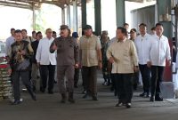 Jaksa Agung ST Burhanuddin (tengah) mendampingi Presiden RI Prabowo Subianto dalam penyerahan smelter tambang ilegal yang disita Satgas PKH di Pangkal Pinang, Kepulauan Bangka Belitung, Senin (6/10/2025)