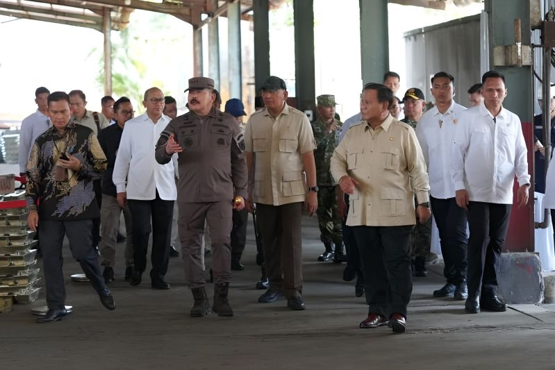 Jaksa Agung ST Burhanuddin (tengah) mendampingi Presiden RI Prabowo Subianto dalam penyerahan smelter tambang ilegal yang disita Satgas PKH di Pangkal Pinang, Kepulauan Bangka Belitung, Senin (6/10/2025)
