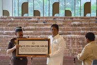 Jaksa Agung ST Burhanuddin (kiri) secara simbolis menyerahkan uang pengganti kerugian perekonomian negara dalam perkara tindak pidana korupsi pemberian fasilitas ekspor minyak sawit mentah atau crude palm oil (CPO) dan turunannya kepada Menteri Keuangan (Menkeu) Purbaya Yudhi Sadewa (tengah) dengan disaksikan oleh Presiden RI Prabowo Subianto (kanan) di Gedung Utama Kejaksaan Agung, Jakarta, Senin (20/10/2025). Foto:Antara