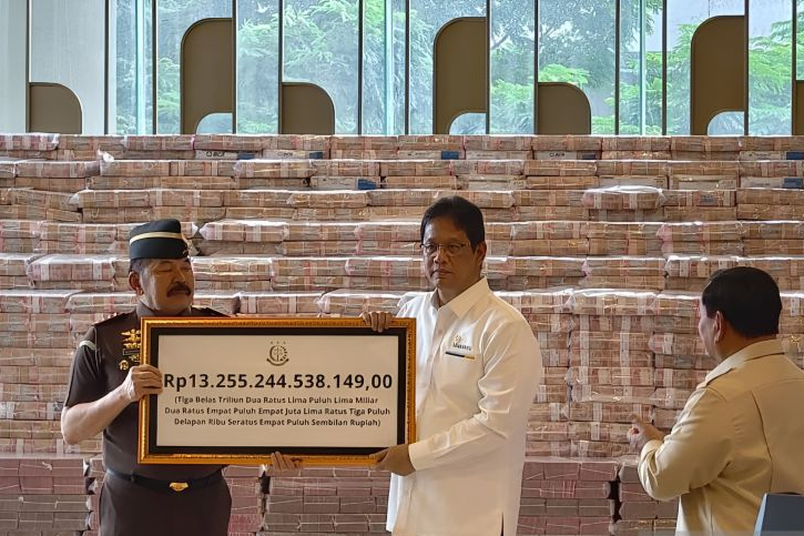Jaksa Agung ST Burhanuddin (kiri) secara simbolis menyerahkan uang pengganti kerugian perekonomian negara dalam perkara tindak pidana korupsi pemberian fasilitas ekspor minyak sawit mentah atau crude palm oil (CPO) dan turunannya kepada Menteri Keuangan (Menkeu) Purbaya Yudhi Sadewa (tengah) dengan disaksikan oleh Presiden RI Prabowo Subianto (kanan) di Gedung Utama Kejaksaan Agung, Jakarta, Senin (20/10/2025). Foto:Antara