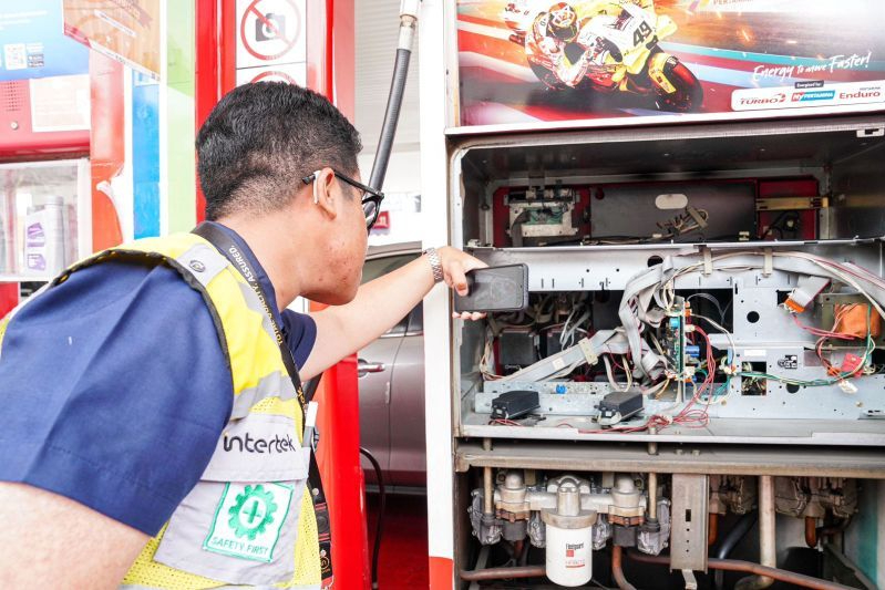 Petugas melakukan audit peralatan di SPBU
