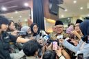 Menteri Pendidikan Dasar dan Menengah (Mendikdasmen) Abdul Mu'timenyampaikan capaian bidang pendidikan selama setahun Pemerintahan Prabowo Subianto dalam Taklimat Media Setahun Kemendikdasmen di Plaza Insan Berprestasi, Gedung A Kemendikdasmen, Jakarta pada Rabu (22/10/2025).