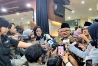 Menteri Pendidikan Dasar dan Menengah (Mendikdasmen) Abdul Mu'timenyampaikan capaian bidang pendidikan selama setahun Pemerintahan Prabowo Subianto dalam Taklimat Media Setahun Kemendikdasmen di Plaza Insan Berprestasi, Gedung A Kemendikdasmen, Jakarta pada Rabu (22/10/2025).