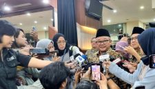 Menteri Pendidikan Dasar dan Menengah (Mendikdasmen) Abdul Mu'timenyampaikan capaian bidang pendidikan selama setahun Pemerintahan Prabowo Subianto dalam Taklimat Media Setahun Kemendikdasmen di Plaza Insan Berprestasi, Gedung A Kemendikdasmen, Jakarta pada Rabu (22/10/2025).