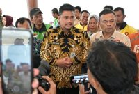 Gubernur Sumatera Utara Bobby Nasution (tengah) menanggapi pertanyaan media usai menerima Gabungan Ojek Roda Dua Medan Sekitarnya (GODAMS) bersama Aliansi Solidaritas Driver Medan (SDM) di Kantor Gubernur Sumut, Jumat (3/10/2025).