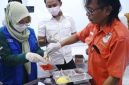 Petugas mengambil sampel makanan yang diduga menjadi penyebab keracunan makan bergizi gratis (MBG) di SPPG Desa Tanggung, Tulungagung, Jawa Timur,