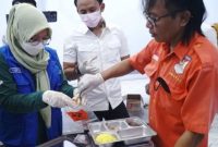 Petugas mengambil sampel makanan yang diduga menjadi penyebab keracunan makan bergizi gratis (MBG) di SPPG Desa Tanggung, Tulungagung, Jawa Timur,