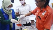 Petugas mengambil sampel makanan yang diduga menjadi penyebab keracunan makan bergizi gratis (MBG) di SPPG Desa Tanggung, Tulungagung, Jawa Timur,