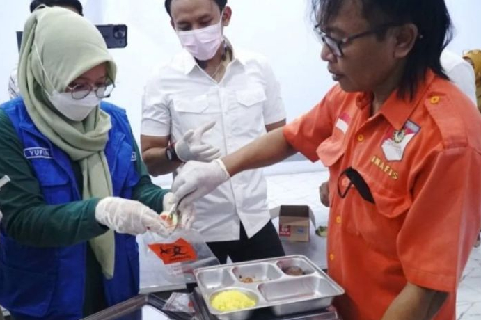 Petugas mengambil sampel makanan yang diduga menjadi penyebab keracunan makan bergizi gratis (MBG) di SPPG Desa Tanggung, Tulungagung, Jawa Timur,