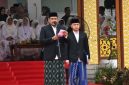 Gubernur Sumatera Utara Bobby Afif Nasution (kiri) memimpin apel akbar Peringatan Hari Santri Tingkat Provinsi Sumut 2025 di Lapangan Merdeka Binjai, Jalan Jenderal Sudirman Binjai, Sumut, Rabu (22/10/2025).
