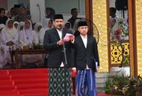 Gubernur Sumatera Utara Bobby Afif Nasution (kiri) memimpin apel akbar Peringatan Hari Santri Tingkat Provinsi Sumut 2025 di Lapangan Merdeka Binjai, Jalan Jenderal Sudirman Binjai, Sumut, Rabu (22/10/2025).